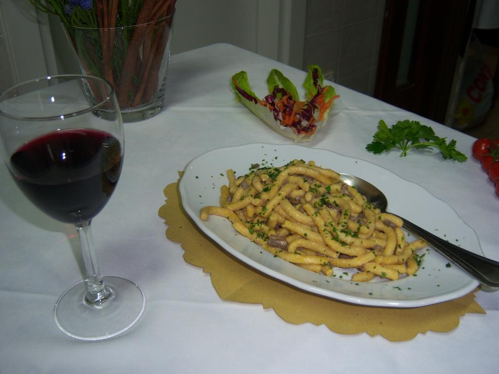 Agriturismo Lo Sgorzolo แพร์โกลา ภายนอก รูปภาพ